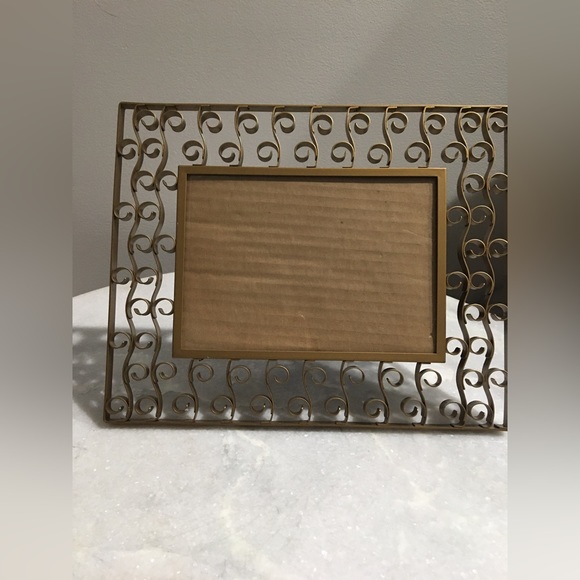 Vintage metal picture frame open scroll pattern for 5x7 photo  pre owned - Picture 2 of 3